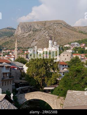 Altstadt der Stadt Mostar umgeben von Bergen, Bosnien und Herzegowina, 21. August 2023. Stockfoto