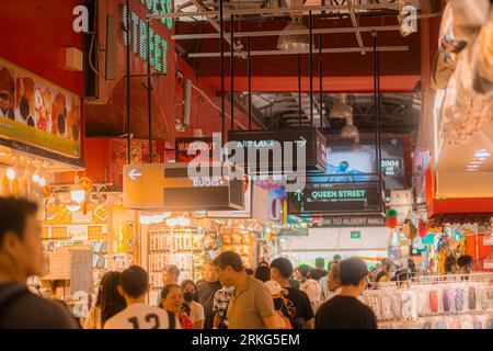 Aufnahme vom Bugis Street Market in Singapur. Dies ist ein beliebtes Touristenziel und liegt in der Nähe der MRT-Haltestelle Bugis. Stockfoto