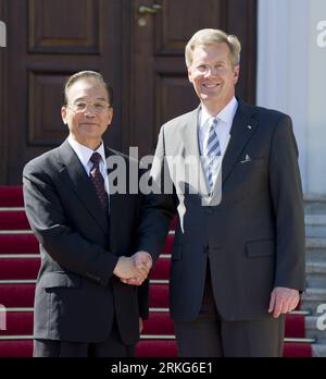 Bildnummer: 55553833  Datum: 28.06.2011  Copyright: imago/Xinhua (110628) -- BERLIN, June 28, 2011 (Xinhua) -- German President Christian Wulff (R) meets with visiting Chinese Premier Wen Jiabao in Berlin, Germany, June 28, 2011. (Xinhua/Huang Jingwen) (llp) GERMANY-CHINA-WEN JIABAO-CHRISTIAN WULFF-MEETING (CN) PUBLICATIONxNOTxINxCHN People Politik x0x xst premiumd 2011 quadrat     Bildnummer 55553833 Date 28 06 2011 Copyright Imago XINHUA  Berlin June 28 2011 XINHUA German President Christian Wulff r Meets With Visiting Chinese Premier Wen Jiabao in Berlin Germany June 28 2011 XINHUA Huang Ji Stock Photo