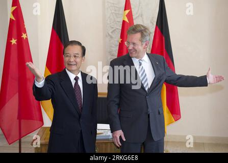 Bildnummer: 55553831  Datum: 28.06.2011  Copyright: imago/Xinhua (110628) -- BERLIN, June 28, 2011 (Xinhua) -- German President Christian Wulff (R) meets with visiting Chinese Premier Wen Jiabao in Berlin, Germany, June 28, 2011. (Xinhua/Huang Jingwen) (llp) GERMANY-CHINA-WEN JIABAO-CHRISTIAN WULFF-MEETING (CN) PUBLICATIONxNOTxINxCHN People Politik x0x xst premiumd 2011 quer     Bildnummer 55553831 Date 28 06 2011 Copyright Imago XINHUA  Berlin June 28 2011 XINHUA German President Christian Wulff r Meets With Visiting Chinese Premier Wen Jiabao in Berlin Germany June 28 2011 XINHUA Huang Jingw Stock Photo