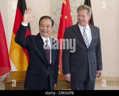 Bildnummer: 55553832  Datum: 28.06.2011  Copyright: imago/Xinhua (110628) -- BERLIN, June 28, 2011 (Xinhua) -- German President Christian Wulff (R) meets with visiting Chinese Premier Wen Jiabao in Berlin, Germany, June 28, 2011. (Xinhua/Huang Jingwen) (llp) GERMANY-CHINA-WEN JIABAO-CHRISTIAN WULFF-MEETING (CN) PUBLICATIONxNOTxINxCHN People Politik x0x xst premiumd 2011 quer     Bildnummer 55553832 Date 28 06 2011 Copyright Imago XINHUA  Berlin June 28 2011 XINHUA German President Christian Wulff r Meets With Visiting Chinese Premier Wen Jiabao in Berlin Germany June 28 2011 XINHUA Huang Jingw Stock Photo