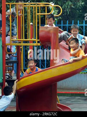 Bildnummer: 55560145  Datum: 28.06.2011  Copyright: imago/Xinhua (110630) --ZHENGZHOU, June 30, 2011 (Xinhua) -- Children play in the kindergarten of the Nanjie Village, in Linying County of central China s Henan Province, on June 28, 2011. It is unlike any other places of China in the Nanjie Village. Standing at the entrance of Nanjie, a wide and straight street ends at the village s main square where a gigantic white marble statue of the late Chairman Mao Zedong still stands in the center. (Xinhua/Wang Song) (wx) CHINA-HENAN-NANJIE VILLAGE (CN) PUBLICATIONxNOTxINxCHN Gesellschaft Fotostory P Stock Photo