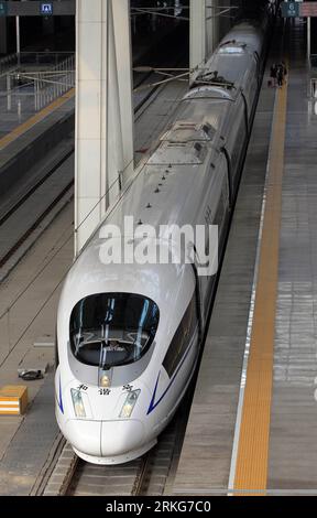 Bildnummer: 55560188 Datum: 30.06.2011 Copyright: imago/Xinhua (110630) -- PEKING, 30. Juni 2011 (Xinhua) -- der erste kommerzielle Hochgeschwindigkeitszug der Peking-Shanghai-Hochgeschwindigkeitsbahn fährt vom Peking-Südbahnhof in Peking, der Hauptstadt Chinas, am 30. Juni 2011 ab. Die 1.318 Kilometer lange Hochgeschwindigkeitsstrecke Peking-Shanghai wurde am Donnerstag für den Verkehr geöffnet, wodurch die Einbahnzeit zwischen den beiden Städten auf unter fünf Stunden verkürzt wurde. (Xinhua/Ren Zhenglai) (llp) CHINA-PEKING-HOCHGESCHWINDIGKEITSBAHN FÜR DEN Verkehr (CN) PUBLICATIONxNOTxINxCHN Gesellschaft Verkehr Bahn Hochgeschwindigkeitsstrecke Zug Ho Stockfoto