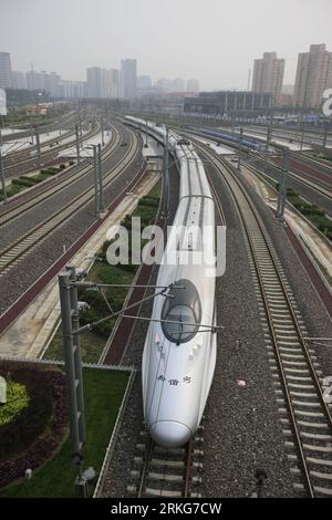 Bildnummer: 55560189  Datum: 30.06.2011  Copyright: imago/Xinhua (110630) -- BEIJING, June 30, 2011 (Xinhua) -- The first commercial bullet train on the Beijing-Shanghai High-speed Railway departs the Beijing South Railway Station in Beijing, capital of China, June 30, 2011. The 1,318-kilometer Beijing-Shanghai High-speed Railway opened to traffic on Thursday, cutting the single-way time between the two cities to under five hours. (Xinhua/Ren Zhenglai) (llp) CHINA-BEIJING-HIGH SPEED RAILWAY-OPEN TO TRAFFIC (CN) PUBLICATIONxNOTxINxCHN Gesellschaft Verkehr Bahn Hochgeschwindigkeitsstrecke Zug Ho Stock Photo