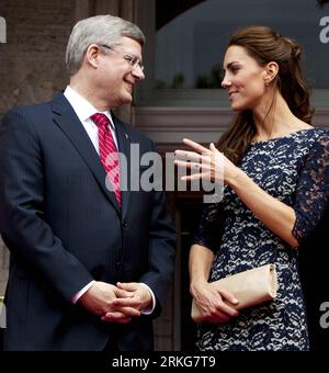 Bildnummer: 55561095 Datum: 30.06.2011 Copyright: imago/Xinhua (110701) -- OTTAWA, 1. Juli 2011 (Xinhua) -- die britische Kate Middleton (R) spricht mit dem kanadischen Premierminister Stephen Harper während einer Zeremonie in Ottawa, Ontario, Kanada, 30. Juni 2011. Prinz William und Kate Middleton, der Herzog und die Herzogin von Cambridge, kamen am Donnerstag auf ihrer ersten Auslandsreise nach Cambridge, seit sie am 29. April verheiratet waren. (Xinhua/Christopher Pike) (ybg) KANADA-OTTAWA-BRITISH ROYAL TOUR PUBLICATIONxNOTxINxCHN People GBR England Adel Königshaus Kate Middleton xdf x0x Premiere 2011 Quadrat Catherine Bildnummer Stockfoto