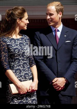 Bildnummer: 55561093  Datum: 30.06.2011  Copyright: imago/Xinhua (110701) -- OTTAWA, July 1, 2011 (Xinhua) -- Britain s Prince William and Kate Middleton, the Duke and Duchess of Cambridge, attend a ceremony upon their arrival in Ottawa, Ontario, Canada, June 30, 2011. The Royal couple arrived here Thursday on their first foreign tour since they were married on April 29. (Xinhua/Christopher Pike) (ybg) CANADA-OTTAWA-BRITISH ROYAL TOUR PUBLICATIONxNOTxINxCHN People GBR England Adel Königshaus Kate Middleton xdf x0x premiumd 2011 hoch   Catherine    Bildnummer 55561093 Date 30 06 2011 Copyright Stockfoto