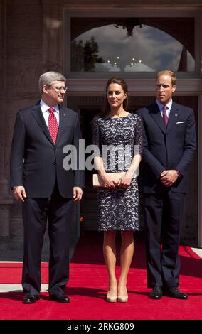 Bildnummer: 55561092 Datum: 30.06.2011 Copyright: imago/Xinhua (110701) -- OTTAWA, 1. Juli 2011 (Xinhua) -- der britische Prinz William (R) und Kate Middleton (C), der Herzog und Herzogin von Cambridge, nehmen am 30. Juni 2011 an einer Zeremonie mit dem kanadischen Premierminister Stephen Harper in Ottawa, Ontario, Kanada, Teil. Das Königspaar kam am Donnerstag auf seiner ersten Auslandsreise nach ihrer Hochzeit am 29. April an. (Xinhua/Christopher Pike) (ybg) KANADA-OTTAWA-BRITISH ROYAL TOUR PUBLICATIONxNOTxINxCHN People GBR England Adel Königshaus Kate Middleton xdf x0x Premiere 2011 hoch Catherine Bildnummer 55 Stockfoto