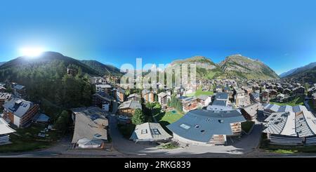Ein Luftblick auf die Stadt Zermatt, Schweiz, umgeben von üppigen grünen Bergen Stockfoto