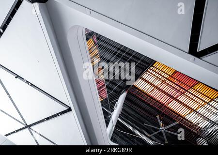 Graues, ungewöhnliches, geometrisches Metallgehäuse aus Stahl in einem modernen Gebäude Stockfoto