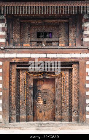 Eine vertikale Fassade des traditionellen Hauses in Old Manali in Indien, Himachal Pradesh Stockfoto