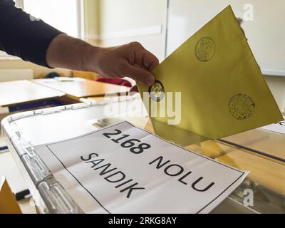 Bursa, Türkei - 28. Mai 2023: Nahaufnahme einer Hand eines Mannes, der während der Wahlen in der Türkei ihre Stimme in eine Wahlurne wirft. Hochwertige Fotos Stockfoto