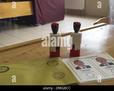 Bursa, Türkei - 28. Mai 2023: Nahaufnahme einer Hand eines Mannes, der während der Wahlen in der Türkei ihre Stimme in eine Wahlurne wirft. Hochwertige Fotos Stockfoto