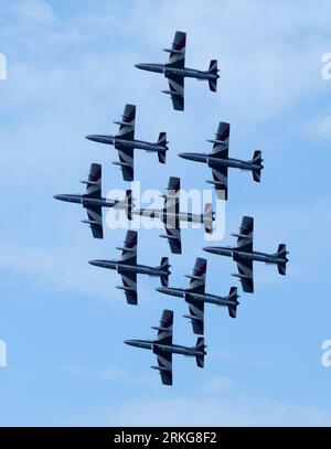 Bildnummer: 55565230  Datum: 01.07.2011  Copyright: imago/Xinhua (110702)-- ZELTWEG, July 2, 2011 (Xinhua) -- Members of the Italian Air Force Frecce Tricolori aerobatic team perform during the AirPower11 airshow in Zeltweg in central Austria on July 1, 2011. 200 aircrafts from more than 20 countries took part in the event. (Xinhua/Liu Gang)(zl) AUSTRIA-ZELTWEG-AIRPOWER11 PUBLICATIONxNOTxINxCHN Gesellschaft Flugschau Air Power 11 Flugzeug Kampflflugzeug Formationsflug xda x0x 2011 hoch     Bildnummer 55565230 Date 01 07 2011 Copyright Imago XINHUA  Zeltweg July 2 2011 XINHUA Members of The Ita Stock Photo