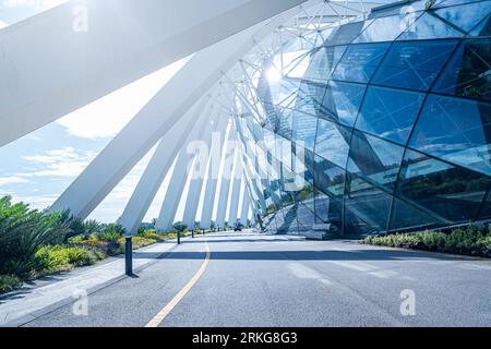 Graues, ungewöhnliches, geometrisches Metallgehäuse aus Stahl in einem modernen Gebäude Stockfoto