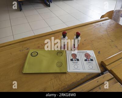 Bursa, Türkei - 28. Mai 2023: Nahaufnahme einer Hand eines Mannes, der während der Wahlen in der Türkei ihre Stimme in eine Wahlurne wirft. Hochwertige Fotos Stockfoto
