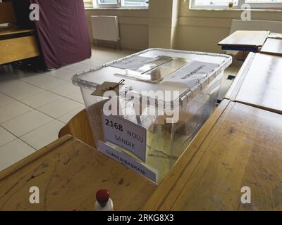 Bursa, Türkei - 28. Mai 2023: Nahaufnahme einer Hand eines Mannes, der während der Wahlen in der Türkei ihre Stimme in eine Wahlurne wirft. Hochwertige Fotos Stockfoto