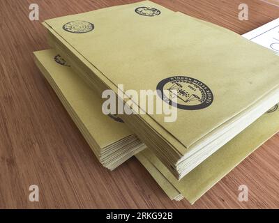 Bursa, Türkei - 28. Mai 2023: Nahaufnahme einer Hand eines Mannes, der während der Wahlen in der Türkei ihre Stimme in eine Wahlurne wirft. Hochwertige Fotos Stockfoto