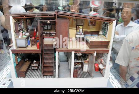 Bildnummer: 55567044 Datum: 03.07.2011 Copyright: imago/Xinhua (110703) -- HONG KONG, 3. Juli 2011 (Xinhua) -- Besucher sehen sich das Modell der Dachdecker bei einer Ausstellung alter Baumodelle in Hongkong, Südchina, am 3. Juli 2011 an. (Xinhua/Song Zhenping) (llp) CHINA-HONG KONG-OLD HONG KONG EXHIBITION (CN) PUBLICATIONxNOTxINxCHN Gesellschaft Ausstellung Objekte Modell Modellhaus historisch xbs x0x 2011 quer Bildnummer 55567044 Datum 03 07 2011 Copyright Imago XINHUA Hong Kong 3. Juli 2011 XINHUA Visitors Sehen Sie sich das Modell der Dachdeckerbesatzung AUF DER Ausstellung von Old Hong Kong B AN Stockfoto