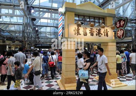 Bildnummer: 55567049  Datum: 03.07.2011  Copyright: imago/Xinhua (110703) -- HONG KONG, July 3, 2011 (Xinhua) -- Visitors watch an exhibition of old Hong Kong building models in Hong Kong, south China, July 3, 2011. (Xinhua/Song Zhenping) (llp) CHINA-HONG KONG-OLD HONG KONG EXHIBITION (CN) PUBLICATIONxNOTxINxCHN Gesellschaft Ausstellung Objekte Modell Modellhaus historisch xbs x0x 2011 quer     Bildnummer 55567049 Date 03 07 2011 Copyright Imago XINHUA  Hong Kong July 3 2011 XINHUA Visitors Watch to Exhibition of Old Hong Kong Building Models in Hong Kong South China July 3 2011 XINHUA Song Zh Stockfoto