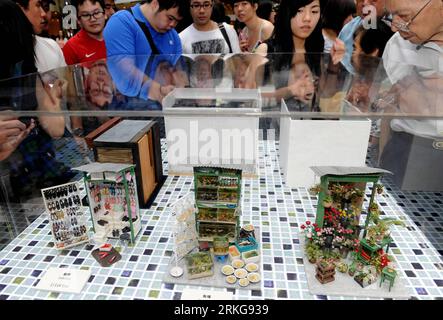 Bildnummer: 55567041 Datum: 03.07.2011 Copyright: imago/Xinhua (110703) -- HONG KONG, 3. Juli 2011 (Xinhua) -- Besucher beobachten Baumodelle auf einer Ausstellung alter Baumodelle in Hong Kong, Südchina, 3. Juli 2011. (Xinhua/Song Zhenping) (llp) CHINA-HONG KONG-OLD HONG KONG EXHIBITION (CN) PUBLICATIONxNOTxINxCHN Gesellschaft Ausstellung Objekte Modell Modellhaus historisch xbs x0x 2011 quer Bildnummer 55567041 Datum 03 07 2011 Copyright Imago XINHUA Hong Kong 3. Juli 2011 XINHUA Visitors Watch Building Models AT to Exhibition of Old Hong Kong Building Models in Hong Kong Stockfoto