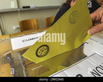 Bursa, Türkei - 28. Mai 2023: Nahaufnahme einer Hand eines Mannes, der während der Wahlen in der Türkei ihre Stimme in eine Wahlurne wirft. Hochwertige Fotos Stockfoto