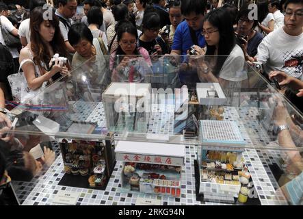 Bildnummer: 55567047 Datum: 03.07.2011 Copyright: imago/Xinhua (110703) -- HONG KONG, 3. Juli 2011 (Xinhua) -- Besucher beobachten Baumodelle auf einer Ausstellung alter Baumodelle in Hong Kong, Südchina, 3. Juli 2011. (Xinhua/Song Zhenping) (llp) CHINA-HONG KONG-OLD HONG KONG EXHIBITION (CN) PUBLICATIONxNOTxINxCHN Gesellschaft Ausstellung Objekte Modell Modellhaus historisch xbs x0x 2011 quer Bildnummer 55567047 Datum 03 07 2011 Copyright Imago XINHUA Hong Kong 3. Juli 2011 XINHUA Visitors Watch Building Models AT to Exhibition of Old Hong Kong Building Models in Hong Kong Stockfoto