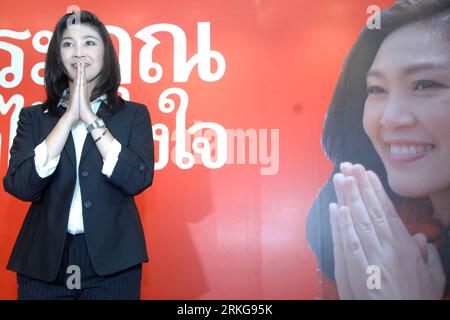 Bildnummer: 55567077  Datum: 03.07.2011  Copyright: imago/Xinhua (110703) -- BANGKOK, July 3, 2011 (Xinhua) -- Yingluck Shinnawatra, prime minister candidate from the Phue Thai party and the youngest sister of former Thai Prime Minister Thaksin, celebrates victory with her supporters with big thanks at Pheu Thai Party, Bangkok, Thailand, on July 3, 2011. Thailand s opposition Phue Thai Party s prime minister candidate Yingluck Shinnawatra declared victory while ruling Democrat Party leader Abhisit Vejjajiva conceded his party s defeat hours after the voting ended in the Southeast Asian nation Stockfoto