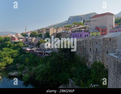 Mostar Old Town mit farbenfrohen Restaurants mit Blick auf den Fluss Neretva an einem Sommertag, Bosnien und Herzegowina, 23. August 2023. Stockfoto