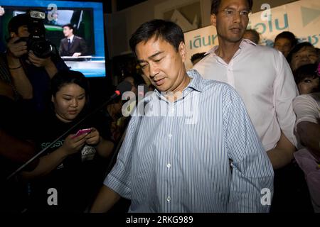 Bildnummer: 55567417 Datum: 03.07.2011 Copyright: imago/Xinhua (110704) -- BANGKOK, 4. Juli 2011 (Xinhua) -- das am 3. Juli 2011 aufgenommene Aktenfoto zeigt, wie der thailändische Ministerpräsident Abhisit Vejjajiva an einer Pressekonferenz in Bangkok, der Hauptstadt Thailands, teilnimmt. Abhisit Vejjajiva trat am Montag als Chef der regierenden Demokratischen Partei zurück, blieb aber als Parteiabgeordneter. (Xinhua/Lui Siu Wai) (zf) THAILAND-ABHISIT-RÜCKTRITT PUBLICATIONxNOTxINxCHN People Politik Premiumd xns x0x 2011 quer Bildnummer 55567417 Datum 03 07 2011 Copyright Imago XINHUA Bangkok 4. Juli 2011 XINHUA Datei Foto aufgenommen AM Juli Stockfoto