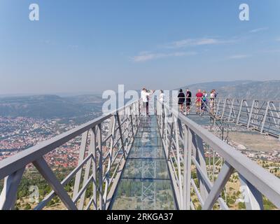 Aussichtspunkt von der Skywalk-Plattform über die Stadt Mostar und die umliegende Landschaft und Hügel in Bosnien und Herzegowina, 24. August 2023. Stockfoto