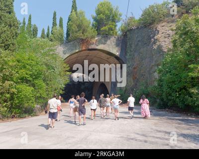 Tour-Gruppe betreten einen alten geheimen unterirdischen Bunker, der von der jugoslawischen Armee in Bosnien und Herzegowina am 24. August 2023 genutzt wurde. Stockfoto