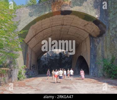 Tour-Gruppe betreten einen alten geheimen unterirdischen Bunker, der von der jugoslawischen Armee in Bosnien und Herzegowina am 24. August 2023 genutzt wurde. Stockfoto