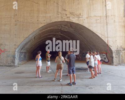 Erkunden Sie einen alten geheimen unterirdischen Bunker, der von der jugoslawischen Armee in Bosnien und Herzegowina am 24. August 2023 genutzt wurde. Stockfoto