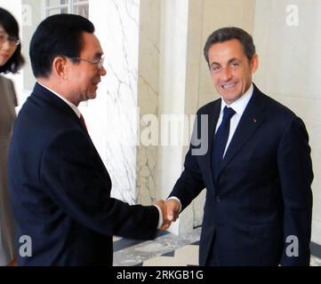 Bildnummer: 55574115  Datum: 05.07.2011  Copyright: imago/Xinhua (110706) -- PARIS, July 6, 2011 (Xinhua) -- He Guoqiang, a member of the Standing Committee of the Political Bureau of the Communist Party of China (CPC) Central Committee and Secretary of the Central Commission for Discipline Inspection of the CPC, shakes hands with French President Nicolas Sarkozy in Paris, France, July 5, 2011. (Xinhua) (zhs) FRANCE-CHINA-SARKOZY-HE GUOQIANG-MEET PUBLICATIONxNOTxINxCHN People Politik xda x0x premiumd 2011 quadrat     Bildnummer 55574115 Date 05 07 2011 Copyright Imago XINHUA  Paris July 6 2011 Stock Photo