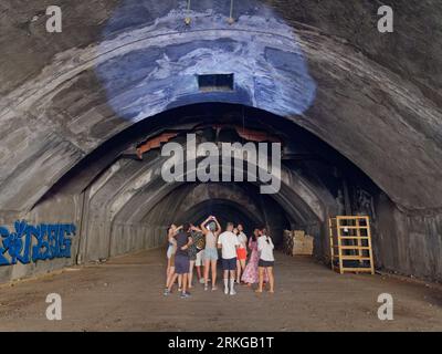 Erkunden Sie einen alten geheimen unterirdischen Bunker, der von der jugoslawischen Armee in Bosnien und Herzegowina am 24. August 2023 genutzt wurde. Stockfoto