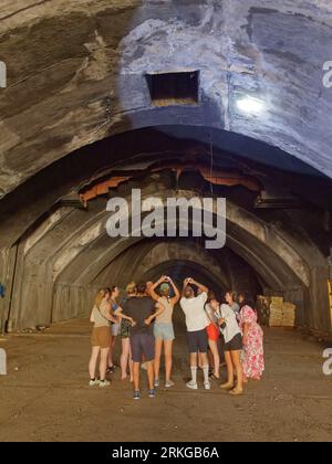 Erkunden Sie einen alten geheimen unterirdischen Bunker, der von der jugoslawischen Armee in Bosnien und Herzegowina am 24. August 2023 genutzt wurde. Stockfoto