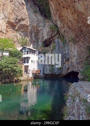 Das Blagaj-Kloster (oder Blagaj Tekija) am Fluss Buna in der Nähe der Stadt Mostar, Bosnien und Herzegowina, 24. August 2023. Stockfoto