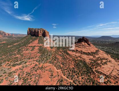 Spektakuläre Aussicht auf Courthouse Butte und Bell Rock in Sedona, Arizona Stockfoto