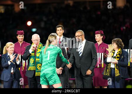 Sydney, Australia. 20th Aug, 2023. Sydney, Australia, August 20th 2023: RT HON James Cleverly (Secretary of State UK) shakes hands with goalkeeper Mary Earps (1 England) during the FIFA Womens World Cup 2023 Final football match between Spain and England at Stadium Australia in Sydney, Australia. (Daniela Porcelli/SPP) Credit: SPP Sport Press Photo. /Alamy Live News Stock Photo