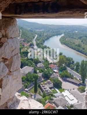 Blick von der Burg Počitelj über den Fluss Neretva in Bosnien und Herzegowina an einem Sommertag. August 2023 Stockfoto