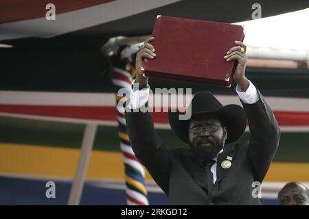 Bildnummer: 55581725  Datum: 09.07.2011  Copyright: imago/Xinhua (110709) -- JUBA, July 9, 2011 (Xinhua) -- Salva Kiir Mayardit takes the oath as the first President of the Republic of South Sudan at the start of independence celebrations in Juba, South Sudan, July 9, 2011. The Republic of South Sudan declared independence Saturday, waiting to be recognized as the 193rd member of the United Nations and hoping to keep peace with the north after decades of war. (Xinhua/Nasser Nouri)(axy) SOUTH SUDAN-JUBA-INDEPENDENCE PUBLICATIONxNOTxINxCHN People Politik Südsudan Unabhängigkeit Unabhängigkeitsta Stock Photo