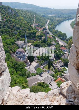 Blick von der Burg Počitelj über den Fluss Neretva mit der Stadt und der Moschee im Vordergrund, Bosnien und Herzegowina an einem Sommertag. August 2023 Stockfoto