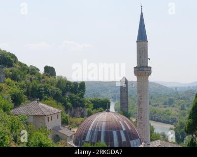 Moschee in Počitelj am Fluss Neretva in Bosnien und Herzegowina an einem Sommertag. August 2023 Stockfoto