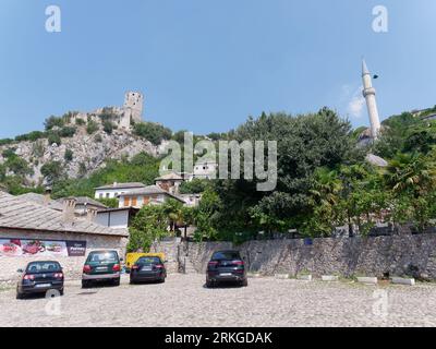 Parkplatz im Dorf Počitelj mit seiner Burg auf dem Hügel über Bosnien und Herzegowina an einem Sommertag. August 2023 Stockfoto