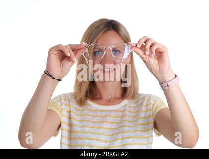 Die junge Frau von Portre mit schlechter Sehkraft hält eine Brille in den Händen Stockfoto