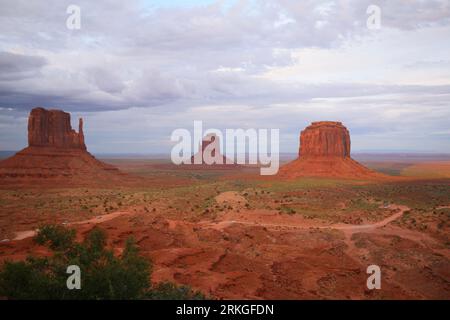 Ein atemberaubender Blick auf den Monument National Park in den Vereinigten Staaten mit einer weiten Fläche von rotem Sand Stockfoto