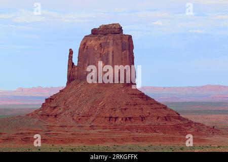 Ein atemberaubender Blick auf den Monument National Park in den Vereinigten Staaten mit einer weiten Fläche von rotem Sand Stockfoto