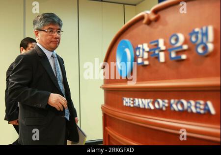 Bildnummer: 55593528  Datum: 14.07.2011  Copyright: imago/Xinhua (110714) -- SEOUL, July 14, 2011 (Xinhua) -- The Bank of Korea (BOK) Governor Kim Choong-soo steps for a press conference after attending the monthly monetary committee meeting at the BOK head office in Seoul, capital of South Korea, on July 14, 2011. The BOK left its benchmark interest rate unchanged at 3.25 percent on Thursday, following an unexpected rate hike in June, amid lingering uncertainties both at home and abroad. (Xinhua/Park Jin Hee) (ypf) SOUTH KOREA-BOK-BENCHMARK INTEREST PUBLICATIONxNOTxINxCHN People Wirtschaft x0 Stock Photo