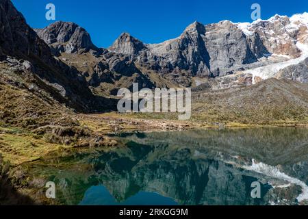 Blick vom Tres Lagunas in Richtung Siula Pass, Huayhuash Wanderstrecke, Peru Stockfoto