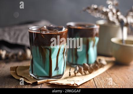 Charakteristisches, eiskaltes Schokoladen-Minzgetränk im Glas, selektiver Fokus Stockfoto